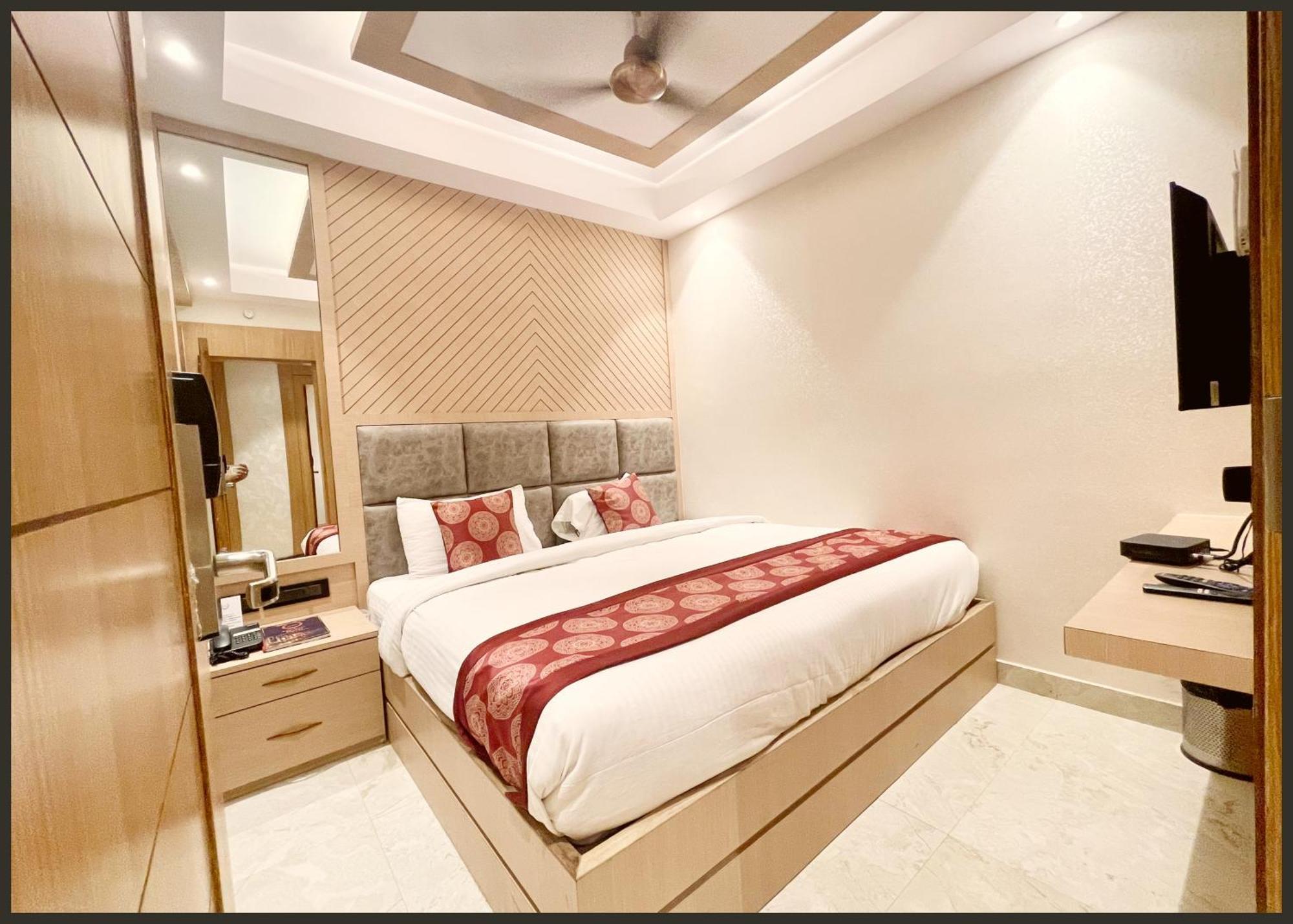 Luxuary Sark Residency Near Kashi Vishwanath Temple - Air Conditioned At Prime Location -best Hotel 4*