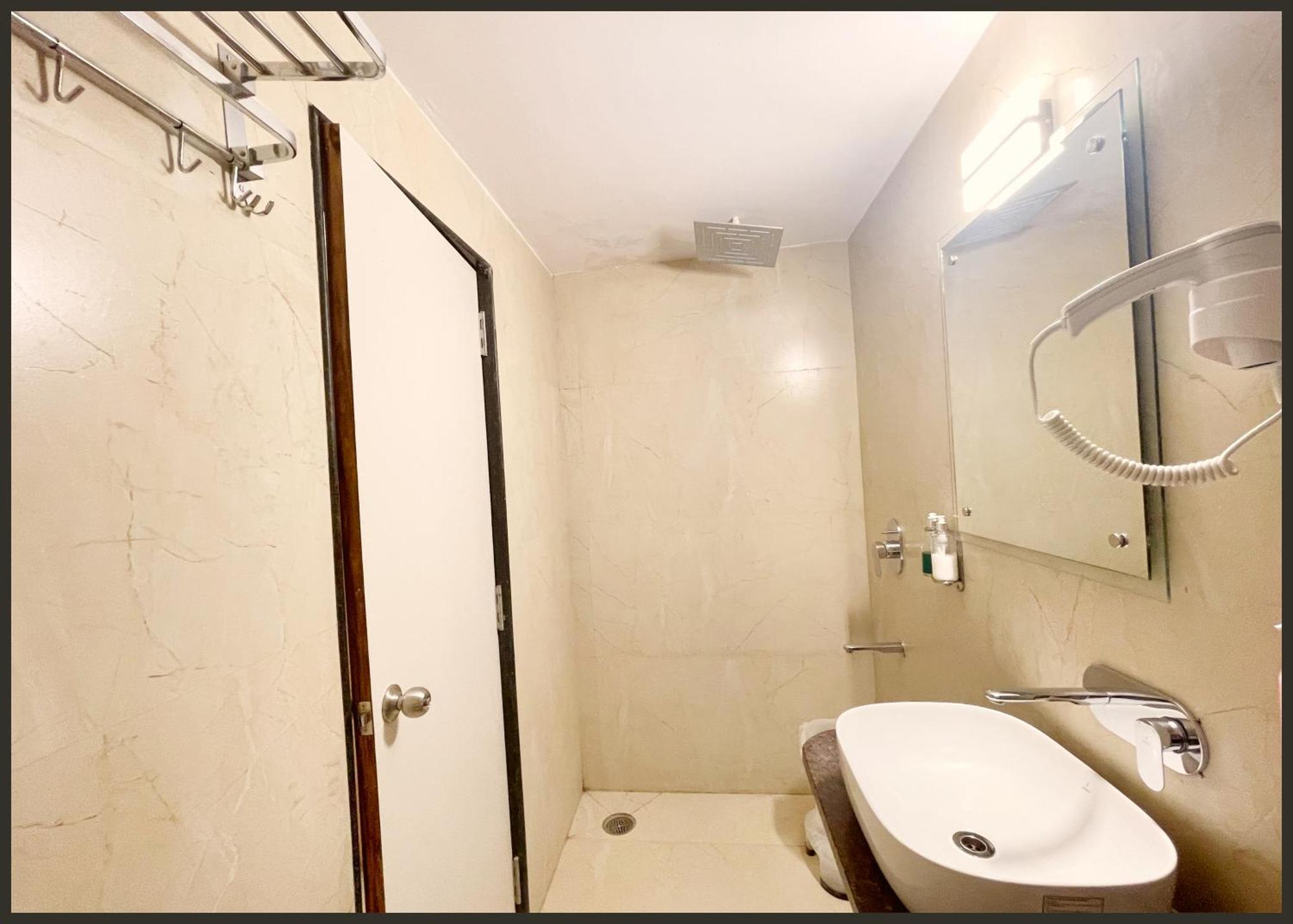 Luxuary Sark Residency Near Kashi Vishwanath Temple - Air Conditioned At Prime Location -best Hotel 4*