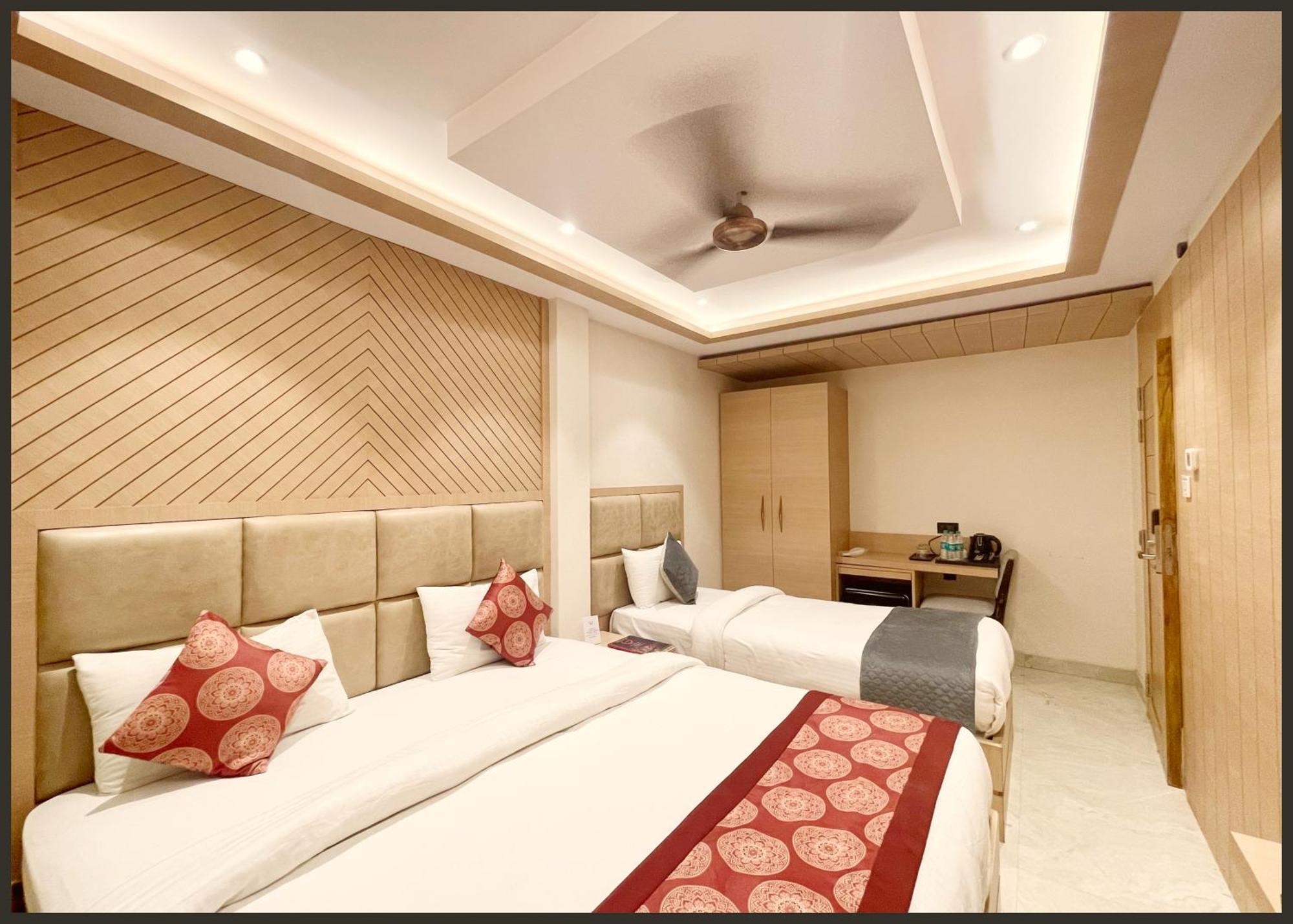 Luxuary Sark Residency Near Kashi Vishwanath Temple - Air Conditioned At Prime Location -best Hotel Varanasi