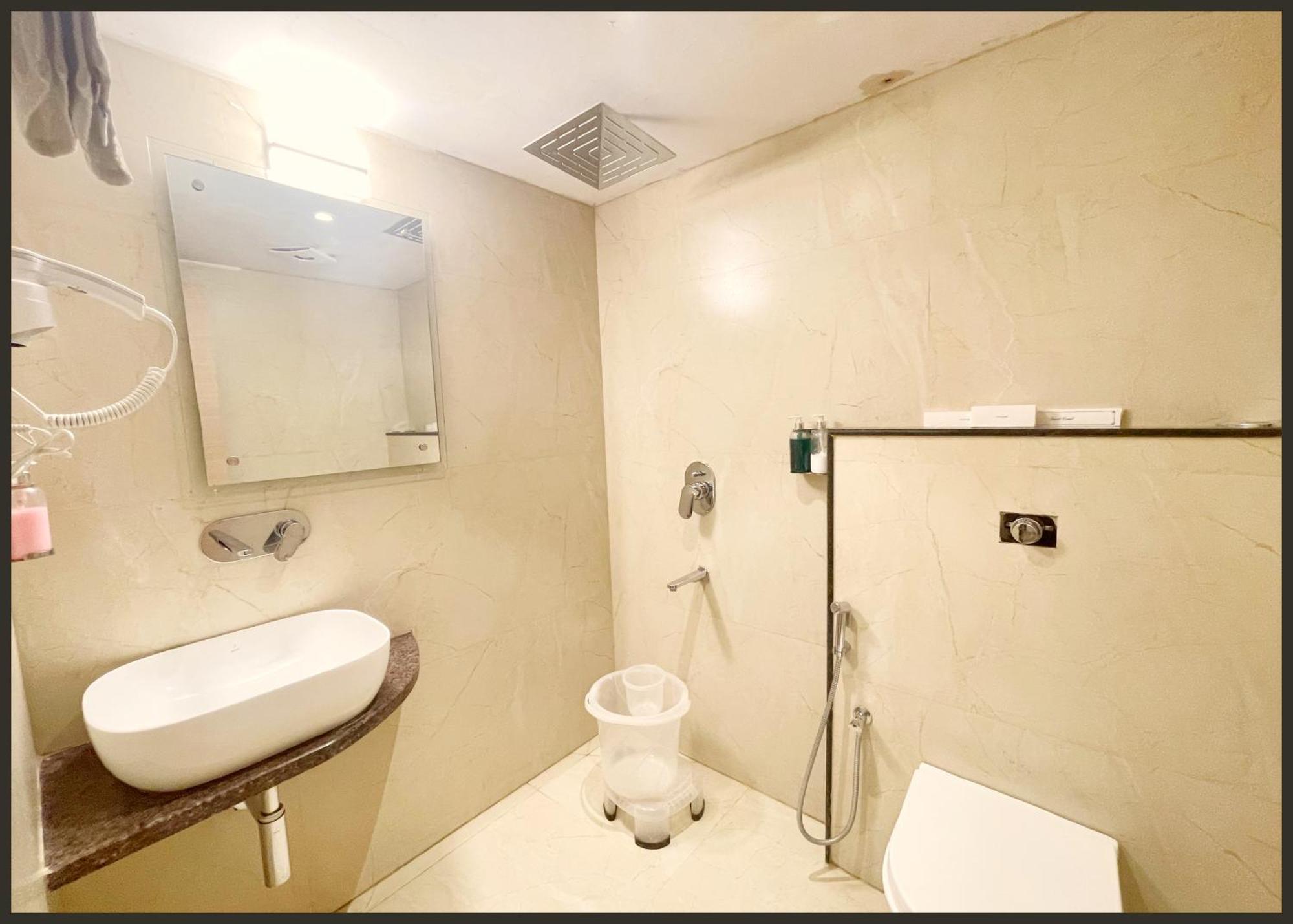 Luxuary Sark Residency Near Kashi Vishwanath Temple - Air Conditioned At Prime Location -best 4* Varanasi