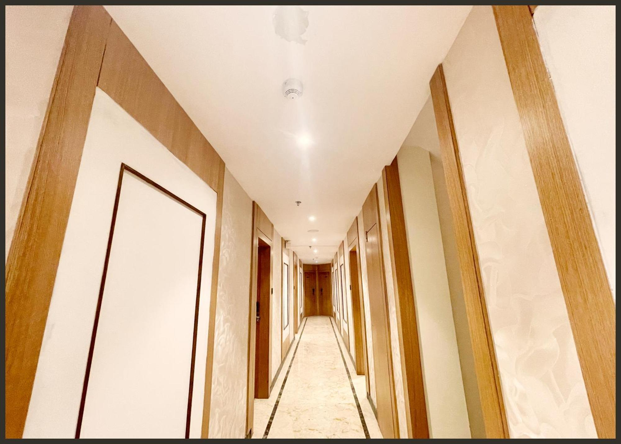 Luxuary Sark Residency Near Kashi Vishwanath Temple - Air Conditioned At Prime Location -best